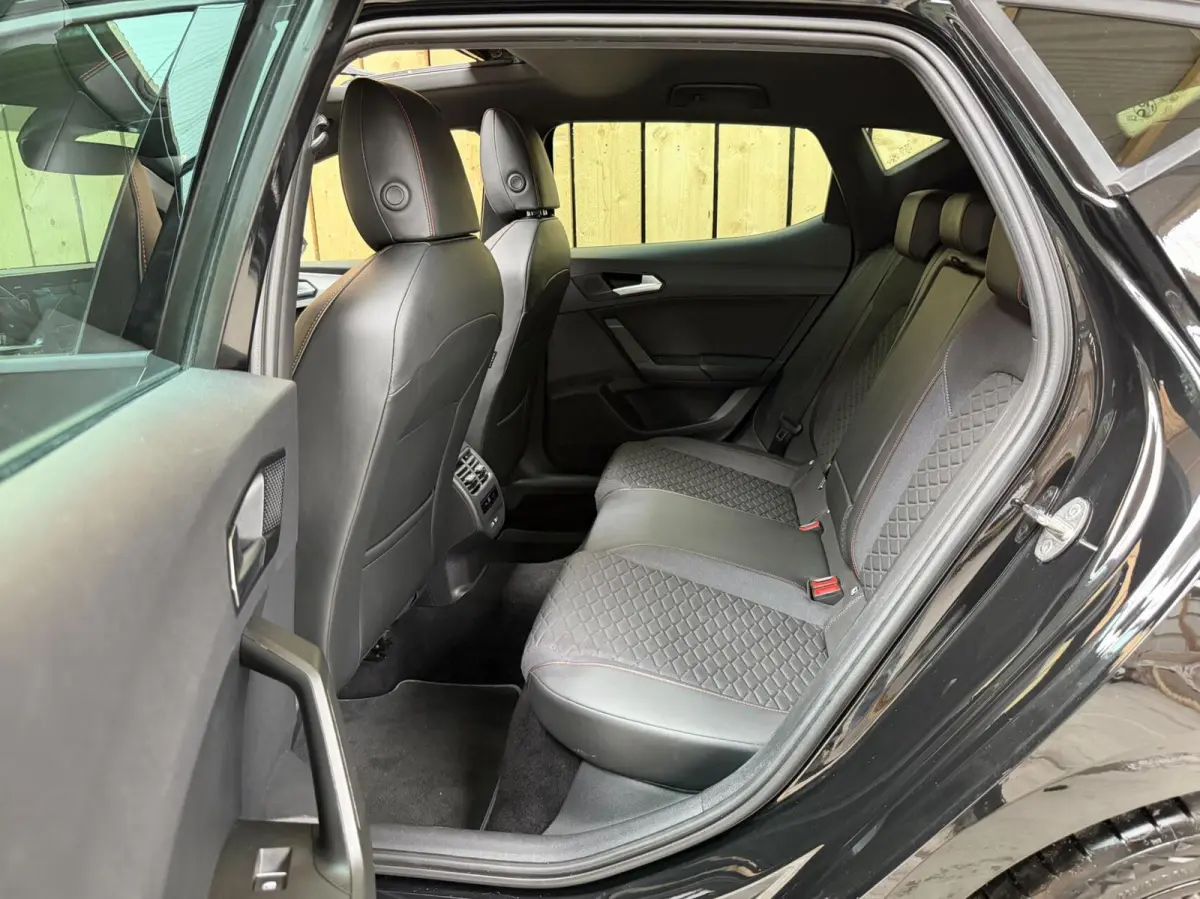 1.0 eTSI FR Business Intense Achteruitrijcamera | Apple CarPlay/Android Auto | Adaptieve cruise control | Climate control | DAB ontvanger | Keyless entry | Panoramadak | Voorstoelen en stuur