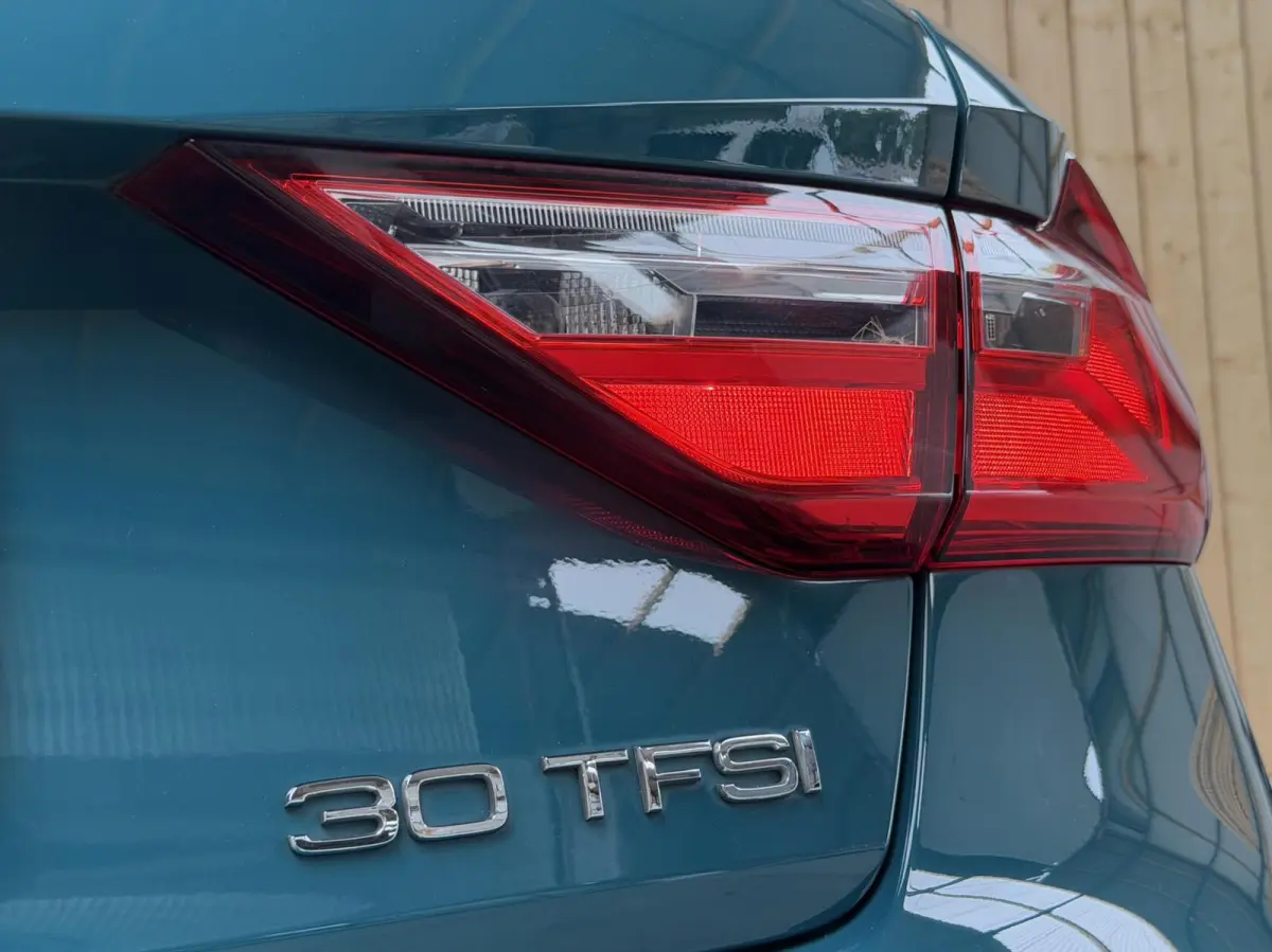 30 TFSI Pro Line 110pk 6 versnellingen | Apple CarPlay/Android Auto | Airconditioning | Cruise control | Digitale cockpit | Elektrische ramen voor en achter | Lichtmetalen velgen | Rijstrook