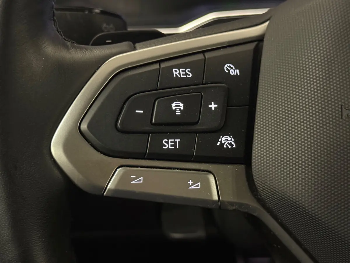 1.0 TSI 3 x R-Line Blackpack Pano Keyless Camera 18”