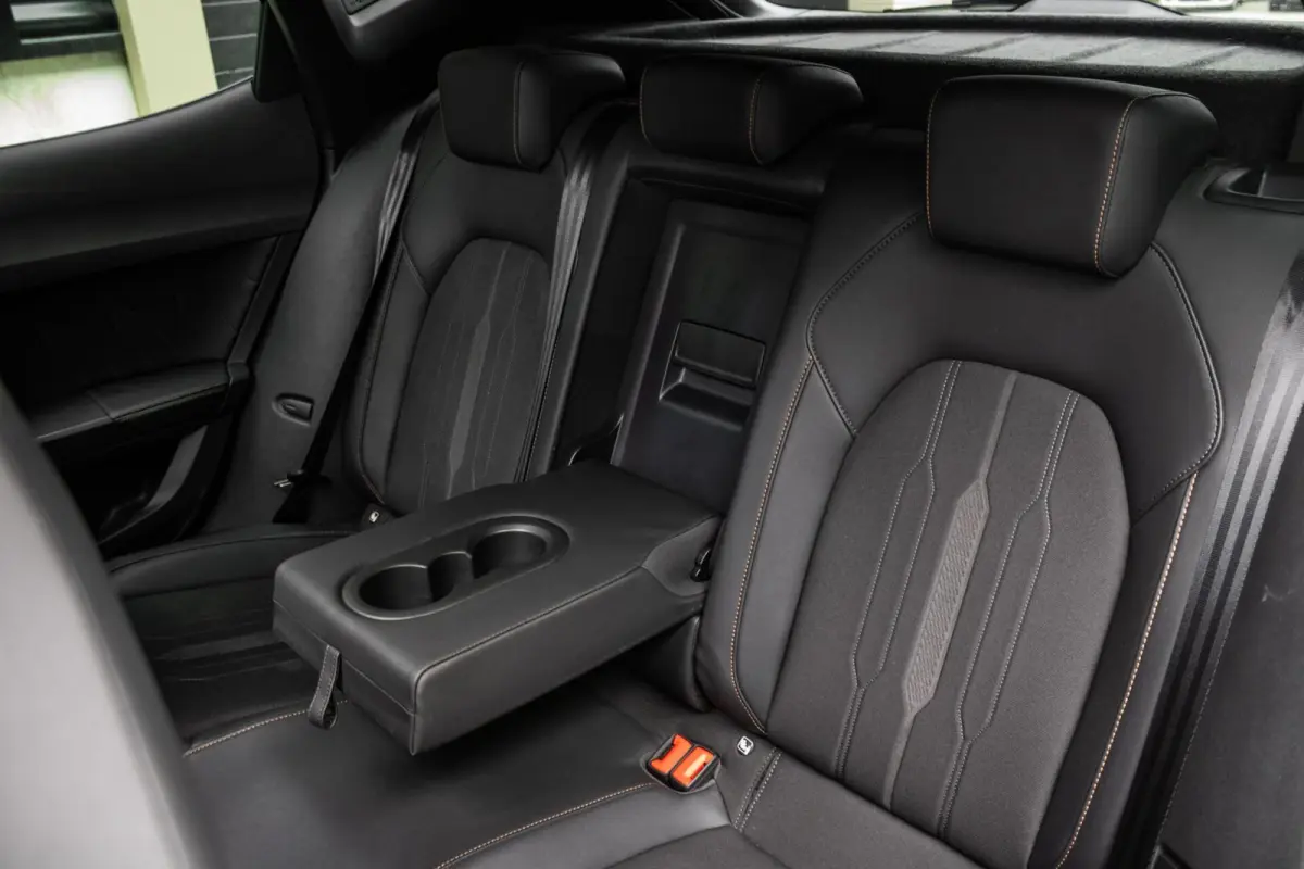 1.4 e-Hybrid Business | PANO | SCHAALSTOELEN | CARPLAY | ACC | LED | MEMORY | ANDROID AUTO |