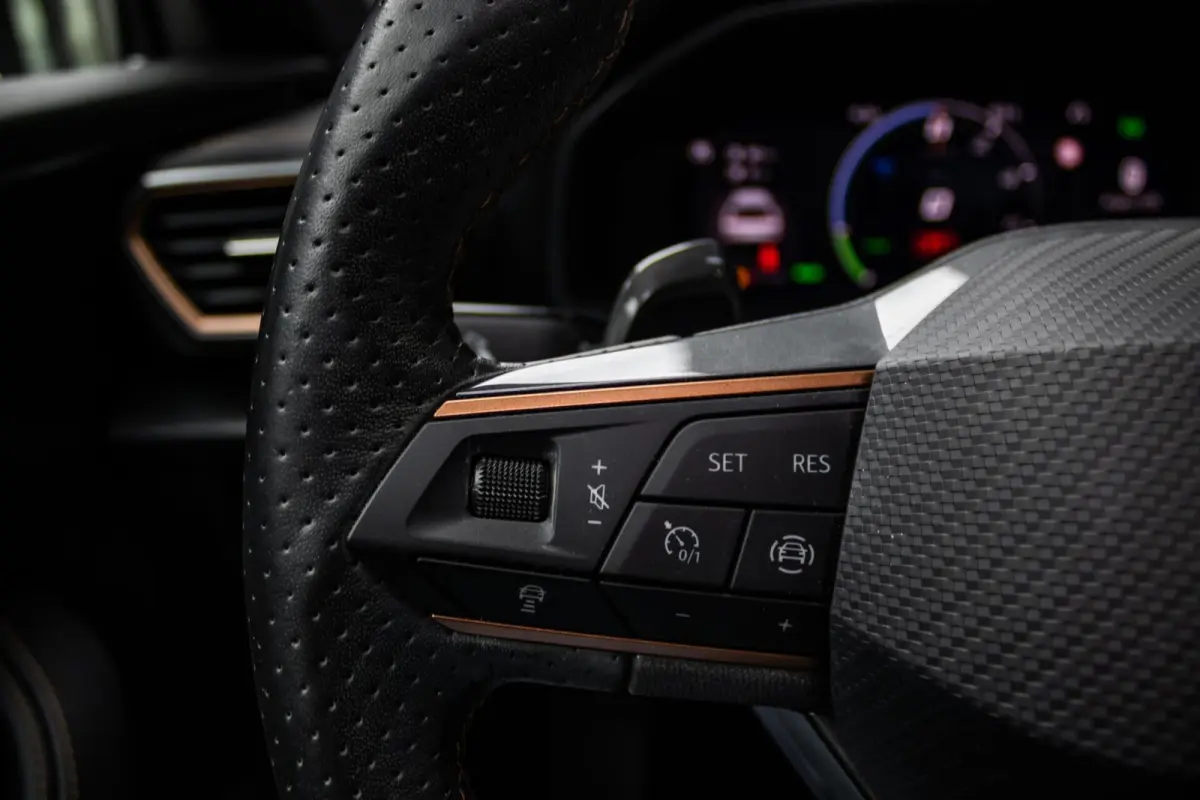 1.4 e-Hybrid Business | PANO | SCHAALSTOELEN | CARPLAY | ACC | LED | MEMORY | ANDROID AUTO |