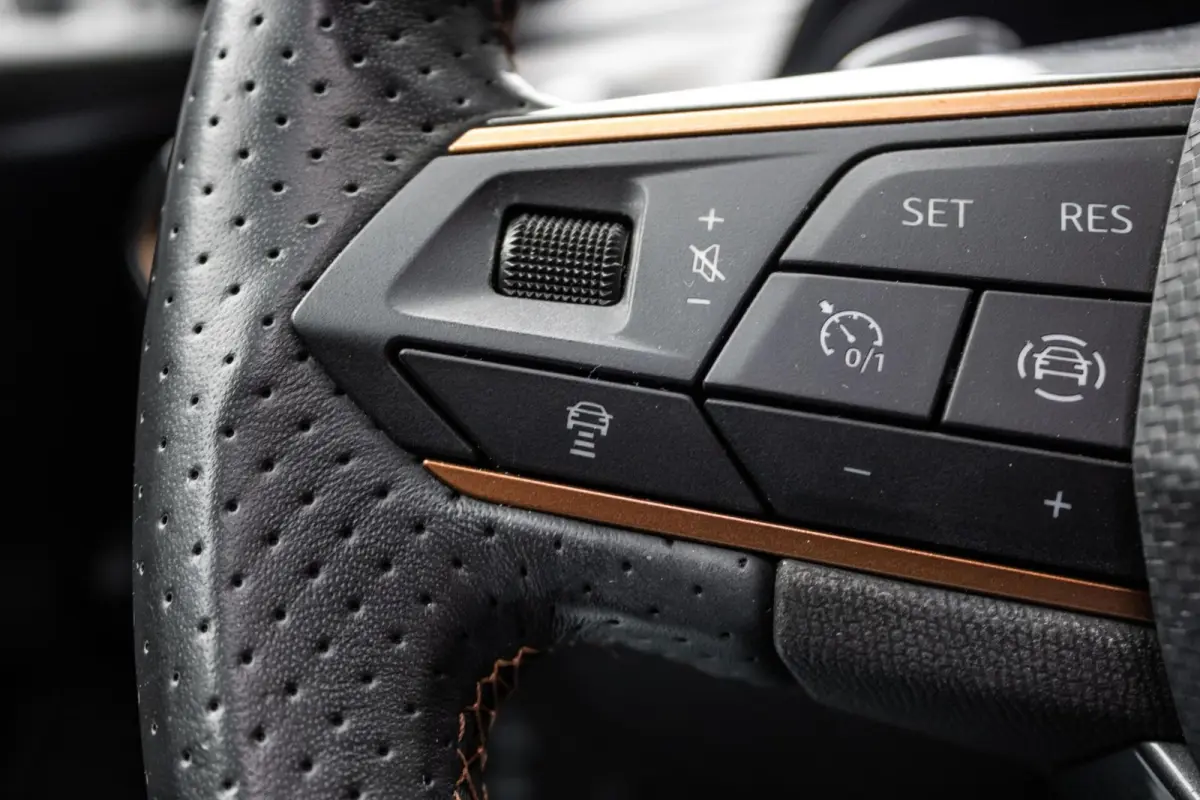 1.4 e-Hybrid Business | PANO | SCHAALSTOELEN | CARPLAY | ACC | LED | MEMORY | ANDROID AUTO |