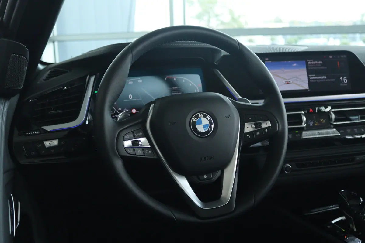 sDrive20i High Executive Sport-line | Cruise Control | Stoel+Stuurverwarming | HiFi | Carplay | Climate | LED | Sensoren | Leder | Dodehoekherkenning |