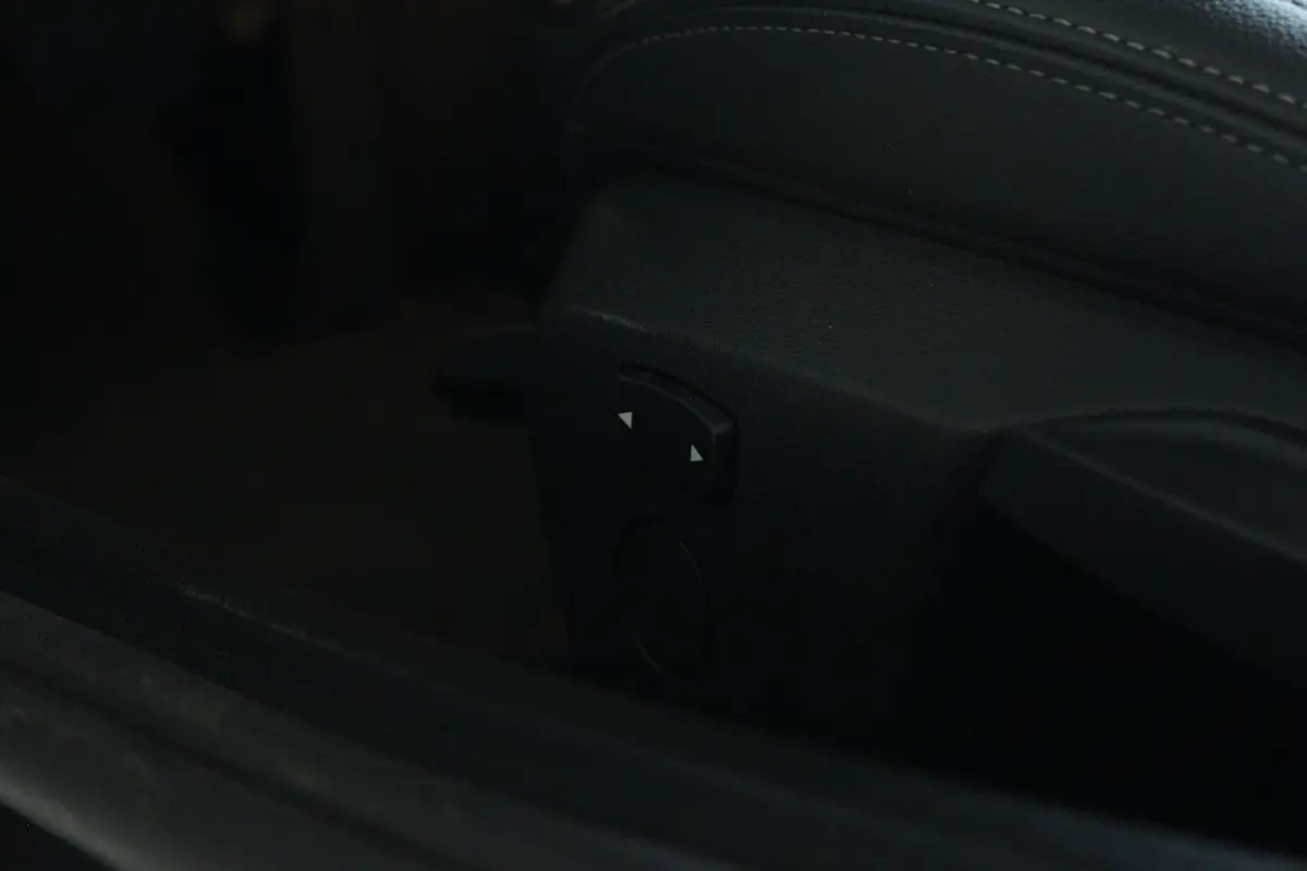 sDrive20i High Executive Sport-line | Cruise Control | Stoel+Stuurverwarming | HiFi | Carplay | Climate | LED | Sensoren | Leder | Dodehoekherkenning |