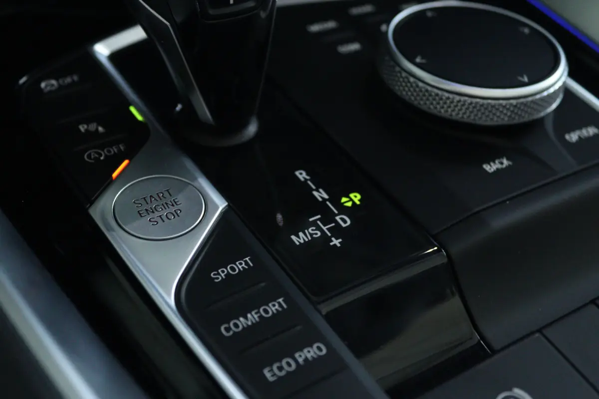 sDrive20i High Executive Sport-line | Cruise Control | Stoel+Stuurverwarming | HiFi | Carplay | Climate | LED | Sensoren | Leder | Dodehoekherkenning |