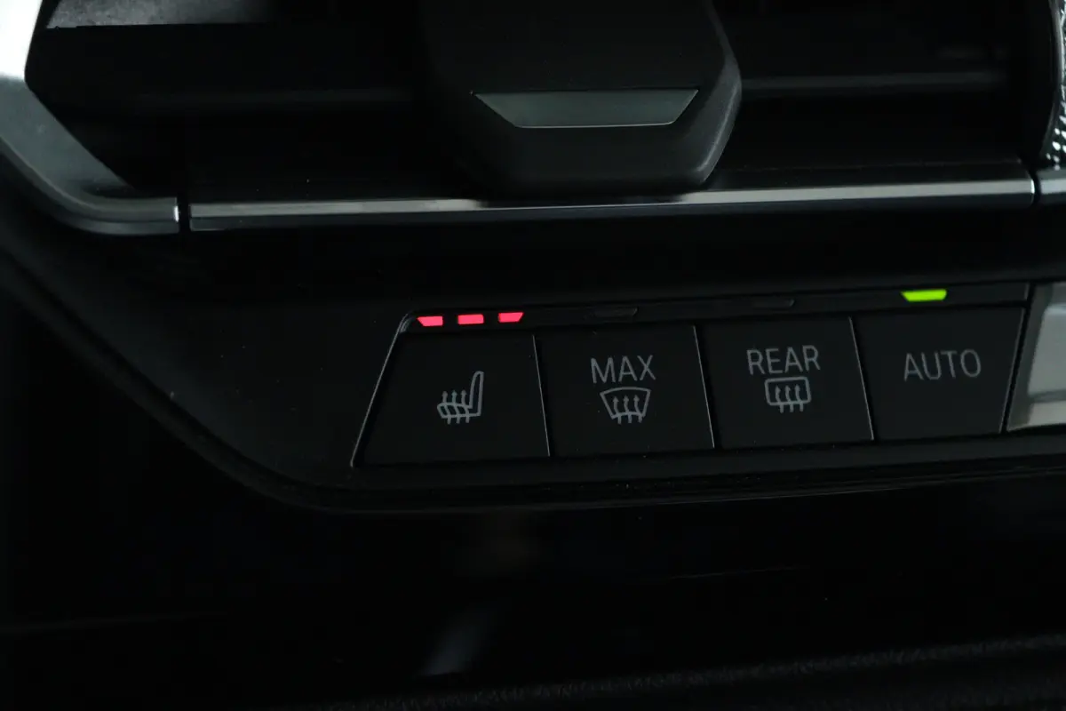 sDrive20i High Executive Sport-line | Cruise Control | Stoel+Stuurverwarming | HiFi | Carplay | Climate | LED | Sensoren | Leder | Dodehoekherkenning |