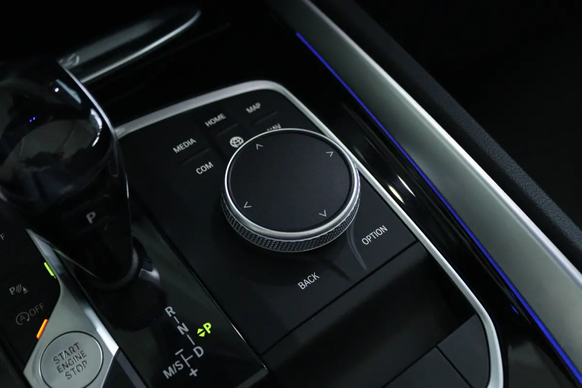 sDrive20i High Executive Sport-line | Cruise Control | Stoel+Stuurverwarming | HiFi | Carplay | Climate | LED | Sensoren | Leder | Dodehoekherkenning |
