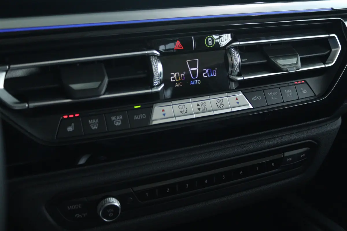 sDrive20i High Executive Sport-line | Cruise Control | Stoel+Stuurverwarming | HiFi | Carplay | Climate | LED | Sensoren | Leder | Dodehoekherkenning |