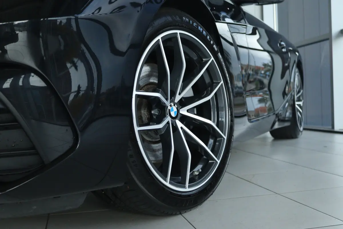 sDrive20i High Executive Sport-line | Cruise Control | Stoel+Stuurverwarming | HiFi | Carplay | Climate | LED | Sensoren | Leder | Dodehoekherkenning |
