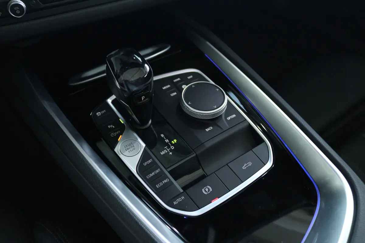sDrive20i High Executive Sport-line | Cruise Control | Stoel+Stuurverwarming | HiFi | Carplay | Climate | LED | Sensoren | Leder | Dodehoekherkenning |
