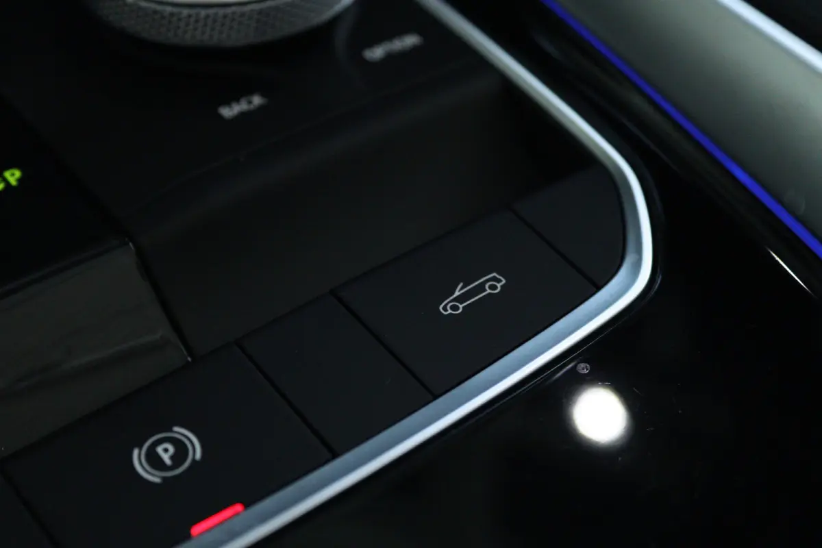 sDrive20i High Executive Sport-line | Cruise Control | Stoel+Stuurverwarming | HiFi | Carplay | Climate | LED | Sensoren | Leder | Dodehoekherkenning |