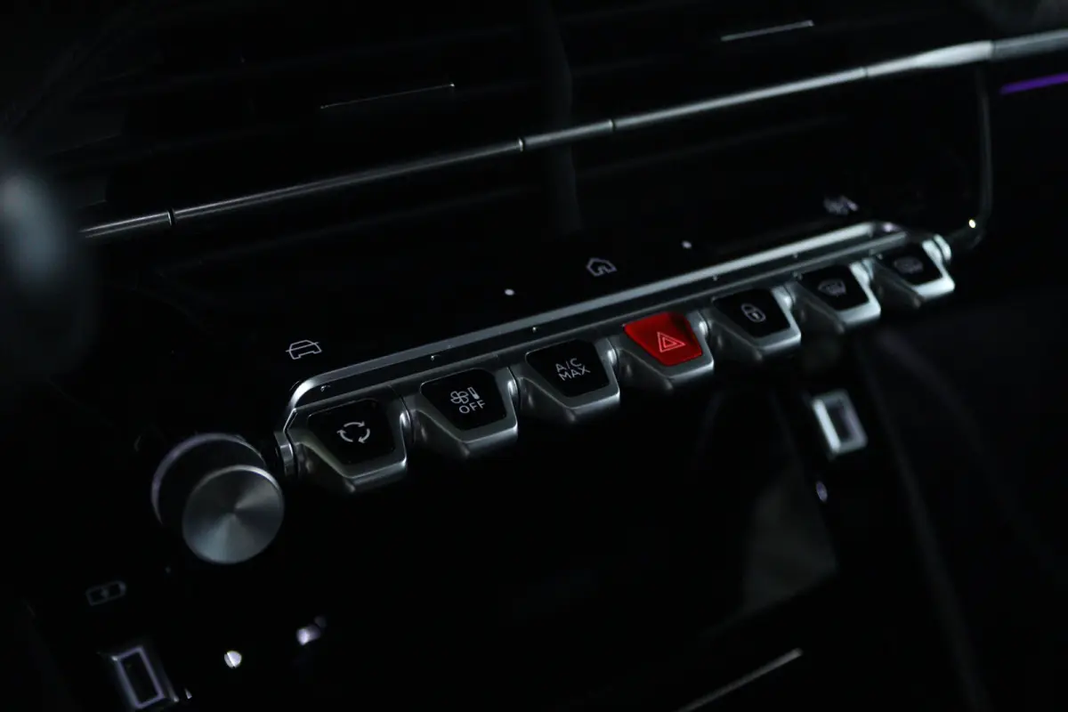 1.2 Hybrid 145 GT | Adapt. Cruise | 360 Camera | Keyless | 18 Inch | Navi | Carplay | Climate | NL-Auto | LED |