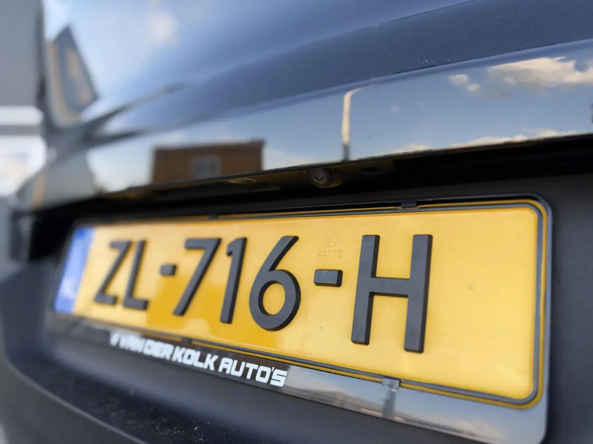 2.0 D3 AWD Momentum Automaat | Leder | Navigatie | Camera | Cruise | Climate | LED | Stoelverwarming | Sensoren