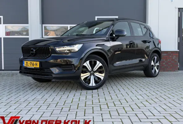 2.0 D3 AWD Momentum Automaat | Leder | Navigatie | Camera | Cruise | Climate | LED | Stoelverwarming | Sensoren