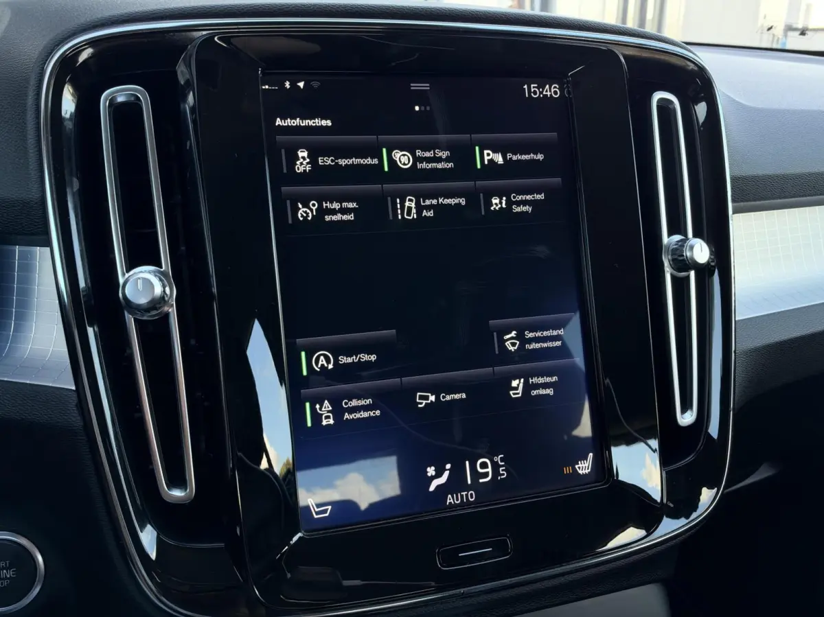 2.0 D3 AWD Momentum Automaat | Leder | Navigatie | Camera | Cruise | Climate | LED | Stoelverwarming | Sensoren