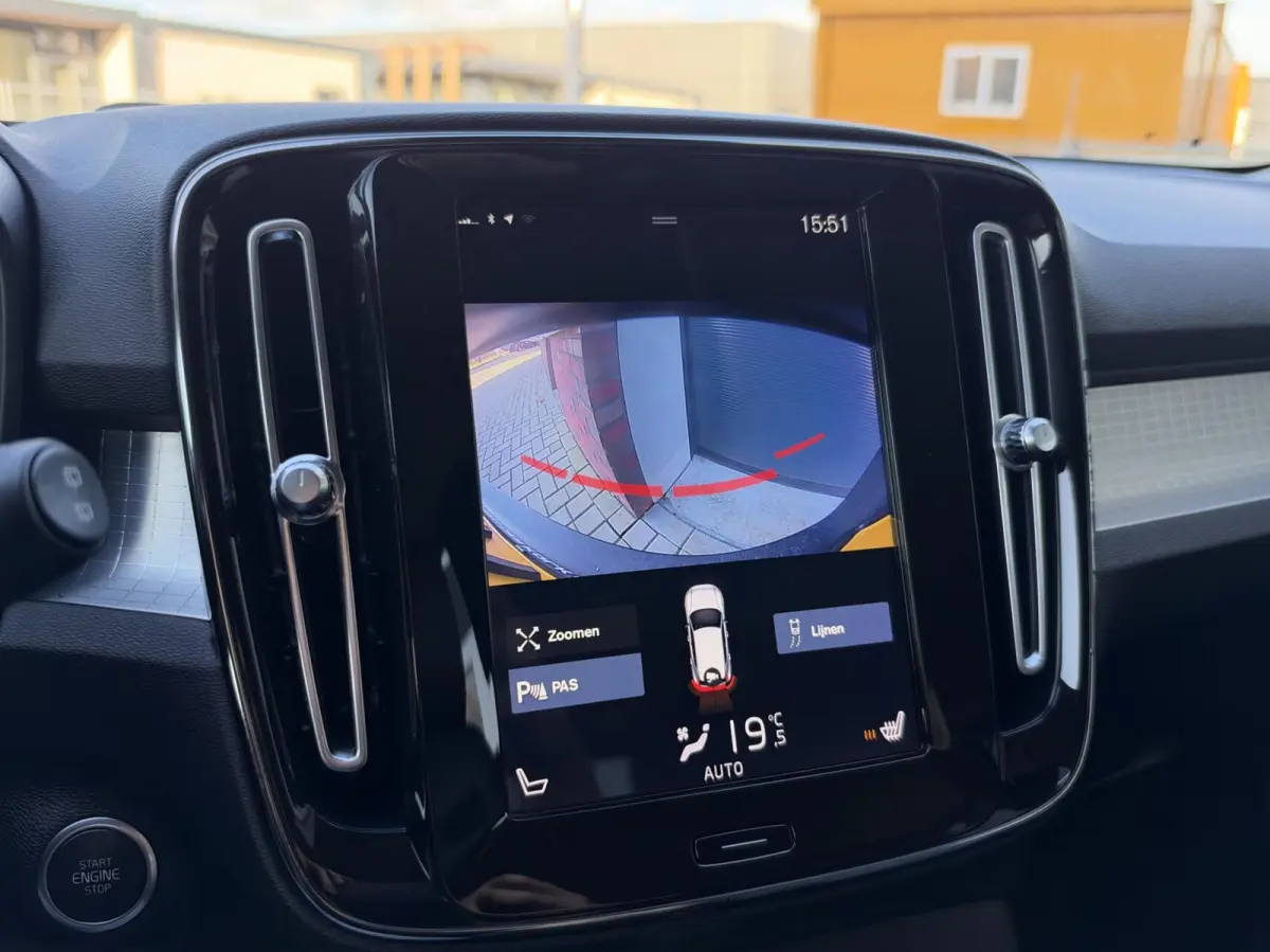 2.0 D3 AWD Momentum Automaat | Leder | Navigatie | Camera | Cruise | Climate | LED | Stoelverwarming | Sensoren