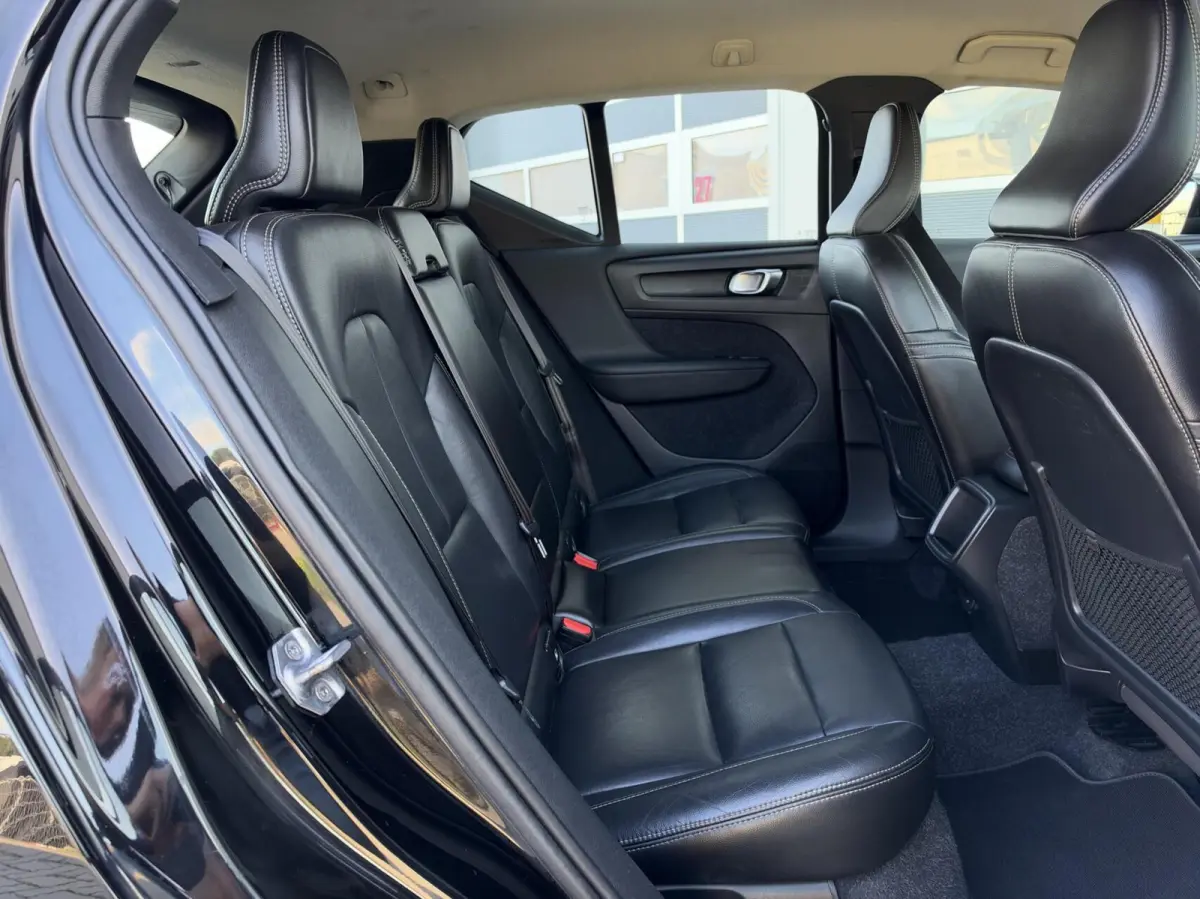 2.0 D3 AWD Momentum Automaat | Leder | Navigatie | Camera | Cruise | Climate | LED | Stoelverwarming | Sensoren