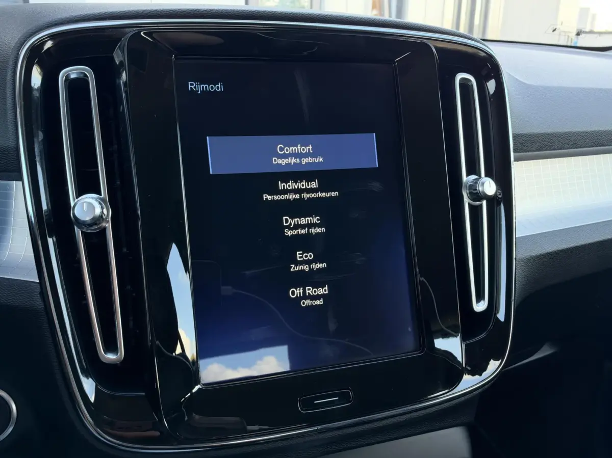 2.0 D3 AWD Momentum Automaat | Leder | Navigatie | Camera | Cruise | Climate | LED | Stoelverwarming | Sensoren