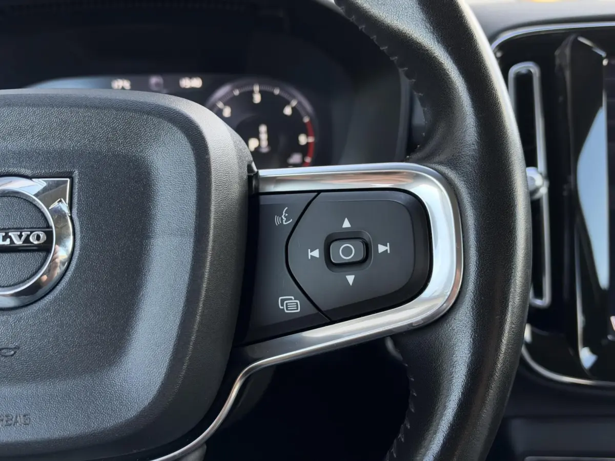 2.0 D3 AWD Momentum Automaat | Leder | Navigatie | Camera | Cruise | Climate | LED | Stoelverwarming | Sensoren
