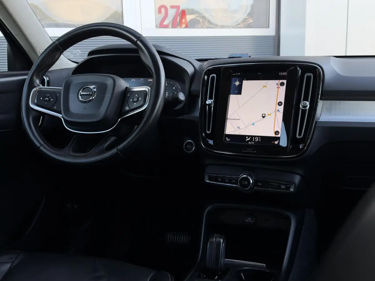 2.0 D3 AWD Momentum Automaat | Leder | Navigatie | Camera | Cruise | Climate | LED | Stoelverwarming | Sensoren