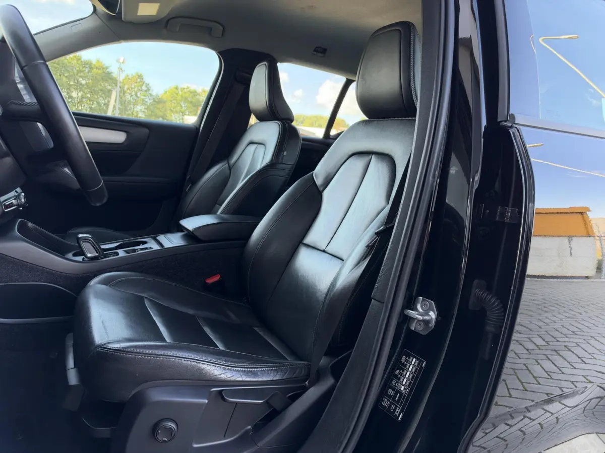 2.0 D3 AWD Momentum Automaat | Leder | Navigatie | Camera | Cruise | Climate | LED | Stoelverwarming | Sensoren