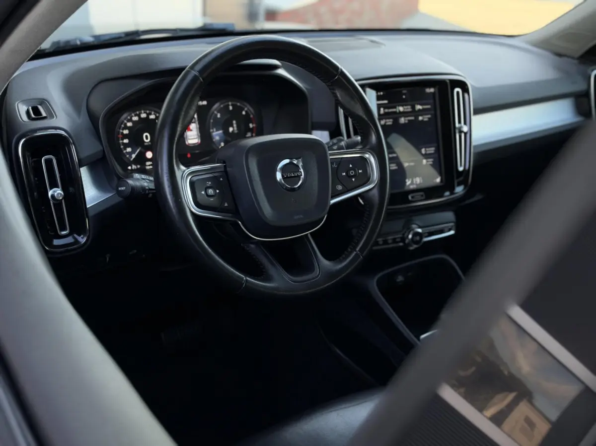 2.0 D3 AWD Momentum Automaat | Leder | Navigatie | Camera | Cruise | Climate | LED | Stoelverwarming | Sensoren
