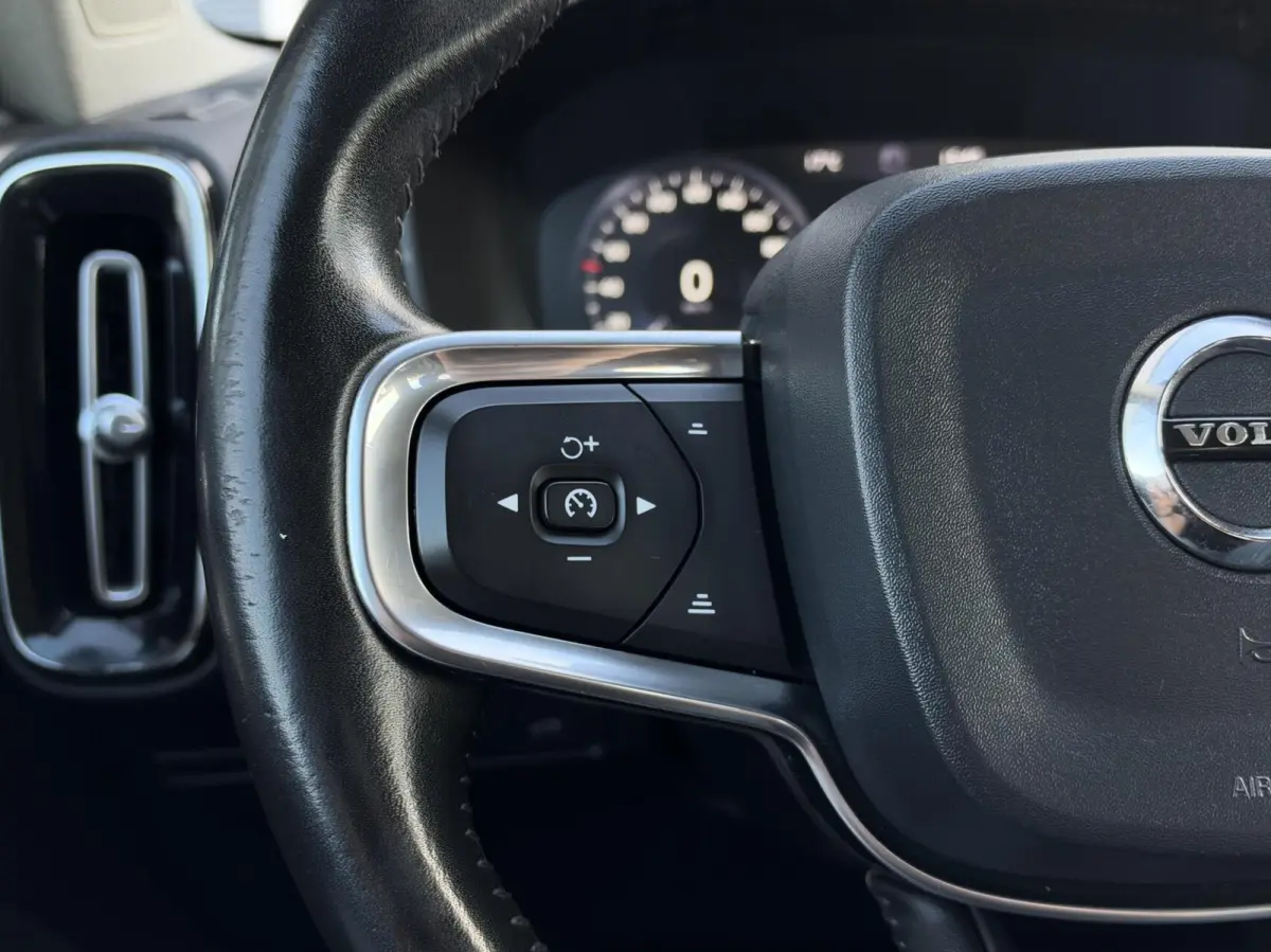 2.0 D3 AWD Momentum Automaat | Leder | Navigatie | Camera | Cruise | Climate | LED | Stoelverwarming | Sensoren