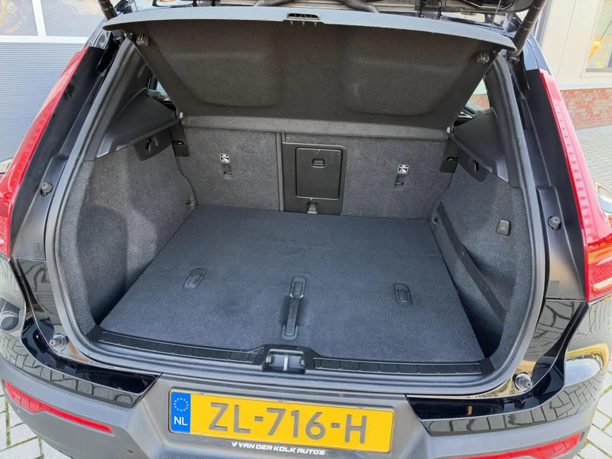 2.0 D3 AWD Momentum Automaat | Leder | Navigatie | Camera | Cruise | Climate | LED | Stoelverwarming | Sensoren