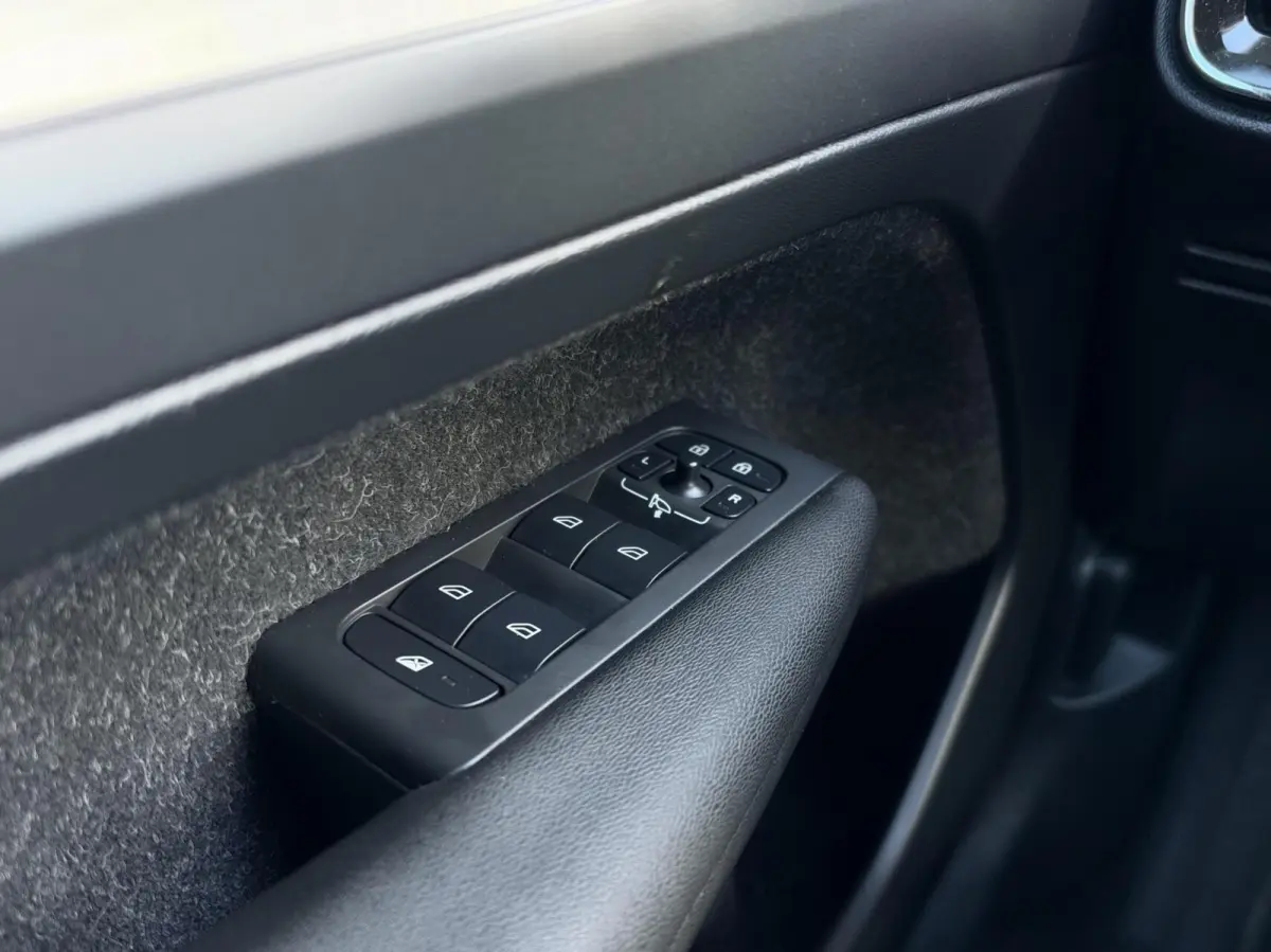 2.0 D3 AWD Momentum Automaat | Leder | Navigatie | Camera | Cruise | Climate | LED | Stoelverwarming | Sensoren