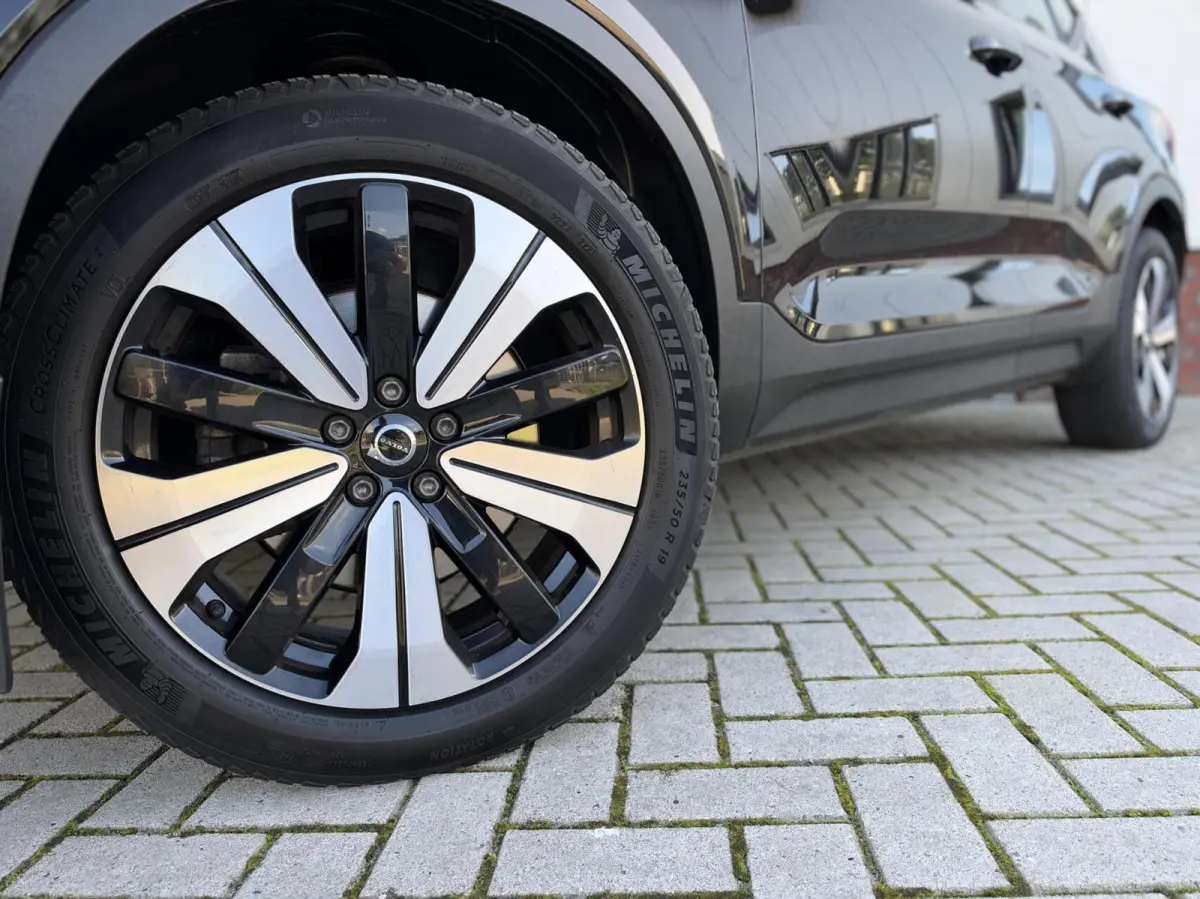 2.0 D3 AWD Momentum Automaat | Leder | Navigatie | Camera | Cruise | Climate | LED | Stoelverwarming | Sensoren