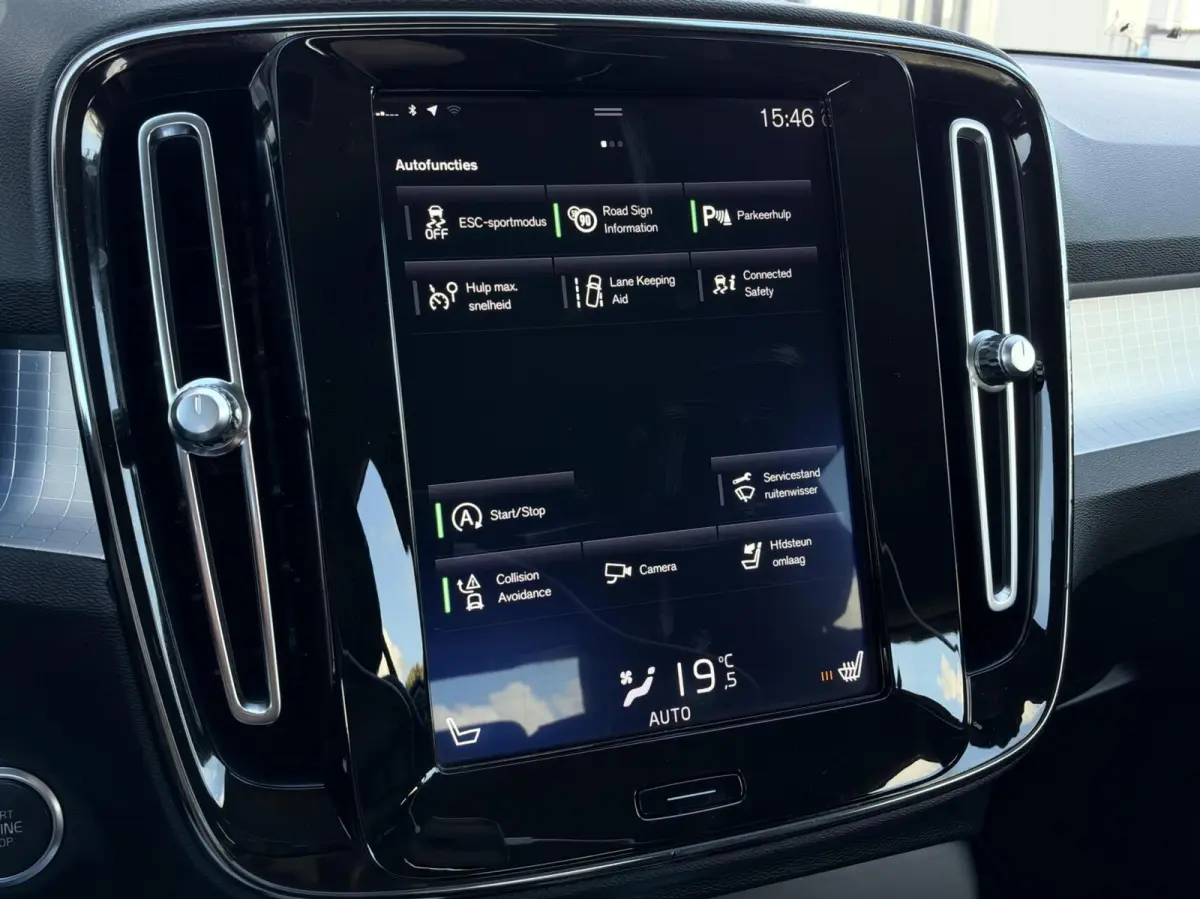 2.0 D3 AWD Momentum Automaat | Leder | Navigatie | Camera | Cruise | Climate | LED | Stoelverwarming | Sensoren