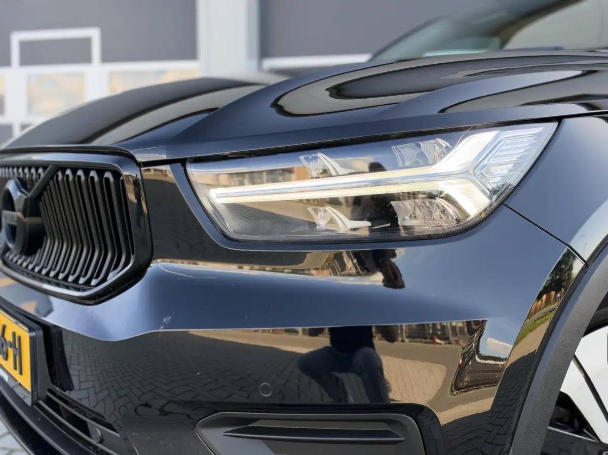 2.0 D3 AWD Momentum Automaat | Leder | Navigatie | Camera | Cruise | Climate | LED | Stoelverwarming | Sensoren