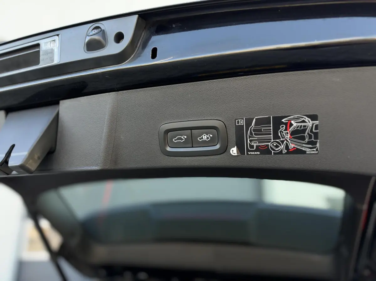 2.0 D3 AWD Momentum Automaat | Leder | Navigatie | Camera | Cruise | Climate | LED | Stoelverwarming | Sensoren