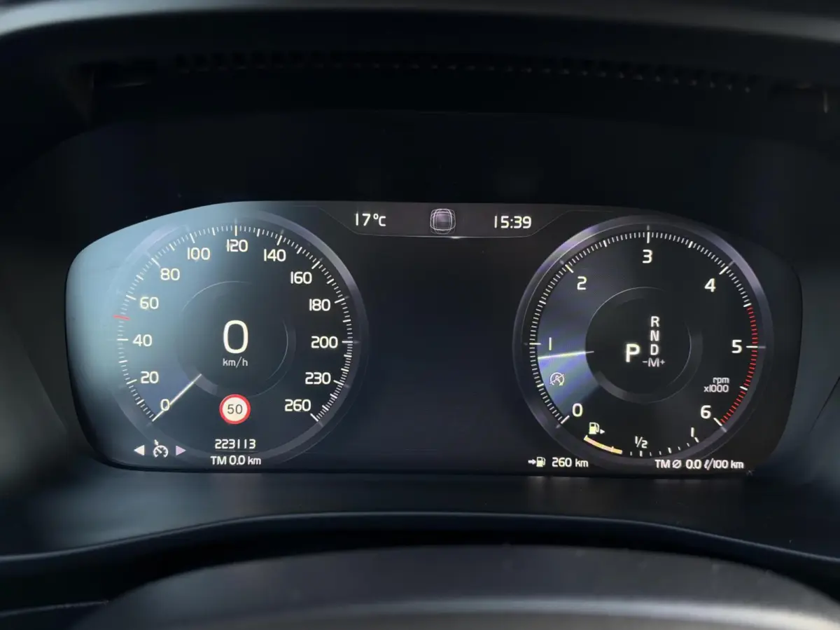 2.0 D3 AWD Momentum Automaat | Leder | Navigatie | Camera | Cruise | Climate | LED | Stoelverwarming | Sensoren
