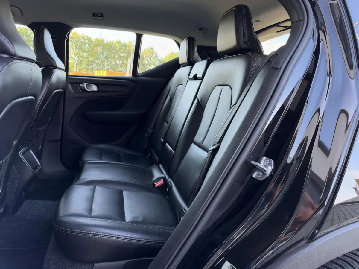 2.0 D3 AWD Momentum Automaat | Leder | Navigatie | Camera | Cruise | Climate | LED | Stoelverwarming | Sensoren