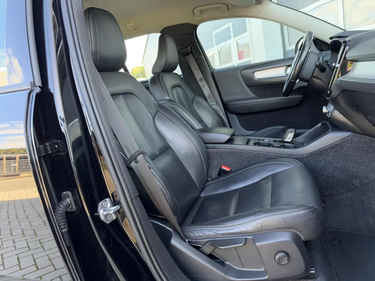 2.0 D3 AWD Momentum Automaat | Leder | Navigatie | Camera | Cruise | Climate | LED | Stoelverwarming | Sensoren