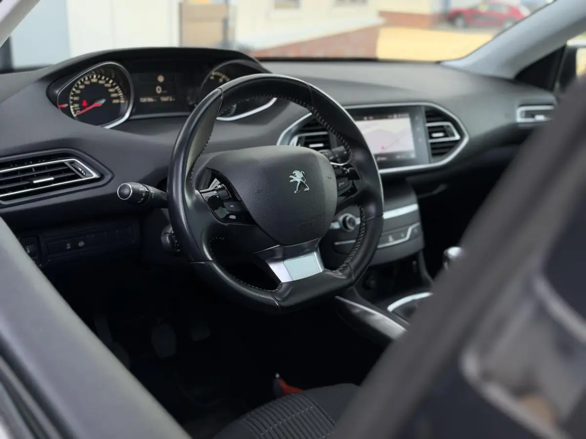 1.2 PureTech Blue Lease Premium | Panorama | Carplay | Camera | Cruise | Sensoren | Lichtmetaal