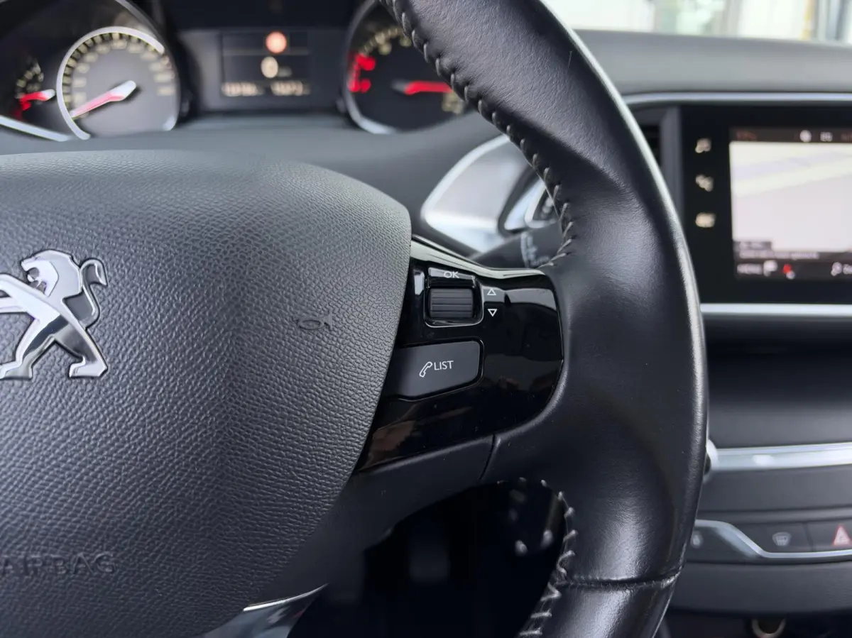 1.2 PureTech Blue Lease Premium | Panorama | Carplay | Camera | Cruise | Sensoren | Lichtmetaal