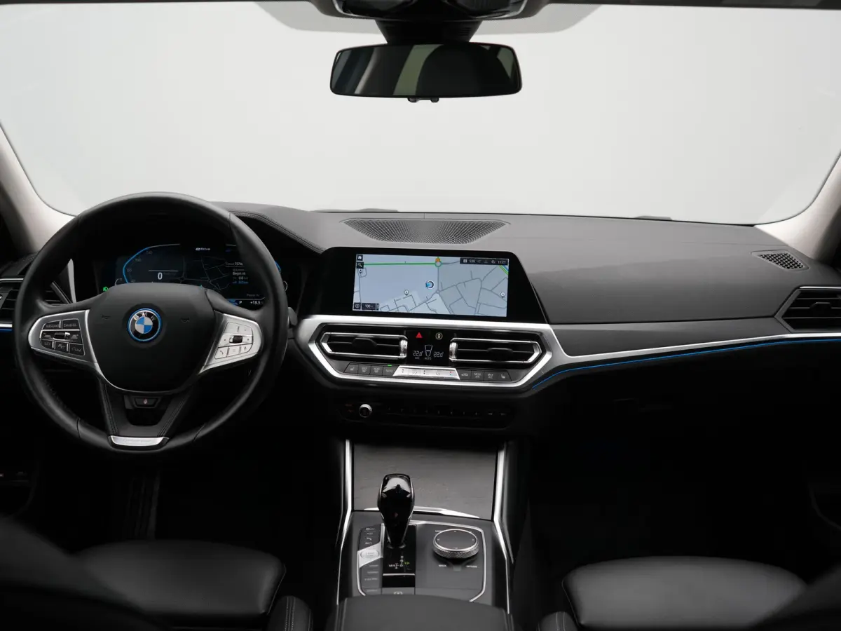 330e Sportline PHEV 293pk Dealer O.H. | SOH 86,2% | Trekhaak Af Fabriek | Head Up | Adaptive Cruise | Laser LED | 360 Camera | Lederen Sportstoelen Memory & Verwarmd | Stuur Verwarmd | Keyle