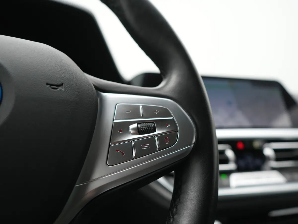 330e Sportline PHEV 293pk Dealer O.H. | SOH 86,2% | Trekhaak Af Fabriek | Head Up | Adaptive Cruise | Laser LED | 360 Camera | Lederen Sportstoelen Memory & Verwarmd | Stuur Verwarmd | Keyle