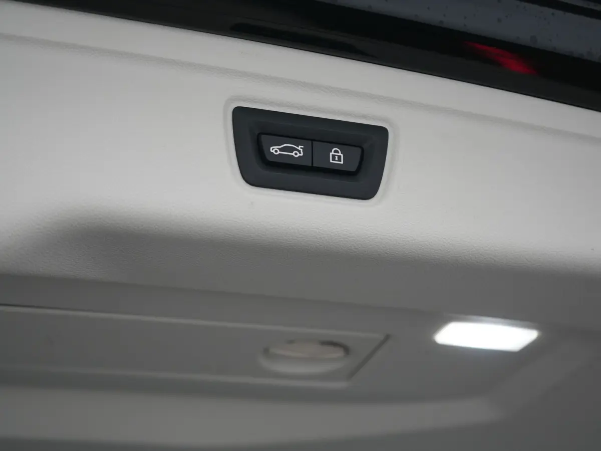 330e Sportline PHEV 293pk Dealer O.H. | SOH 86,2% | Trekhaak Af Fabriek | Head Up | Adaptive Cruise | Laser LED | 360 Camera | Lederen Sportstoelen Memory & Verwarmd | Stuur Verwarmd | Keyle