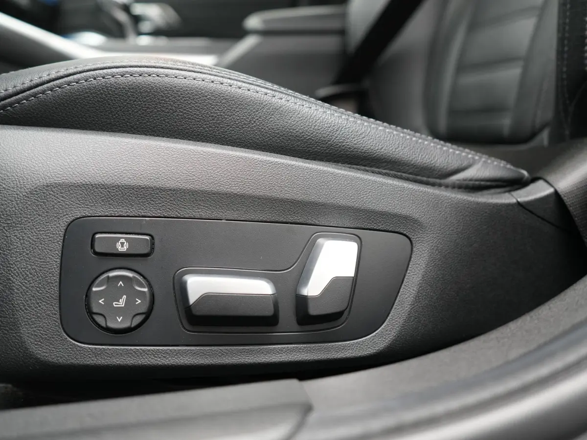 330e Sportline PHEV 293pk Dealer O.H. | SOH 86,2% | Trekhaak Af Fabriek | Head Up | Adaptive Cruise | Laser LED | 360 Camera | Lederen Sportstoelen Memory & Verwarmd | Stuur Verwarmd | Keyle