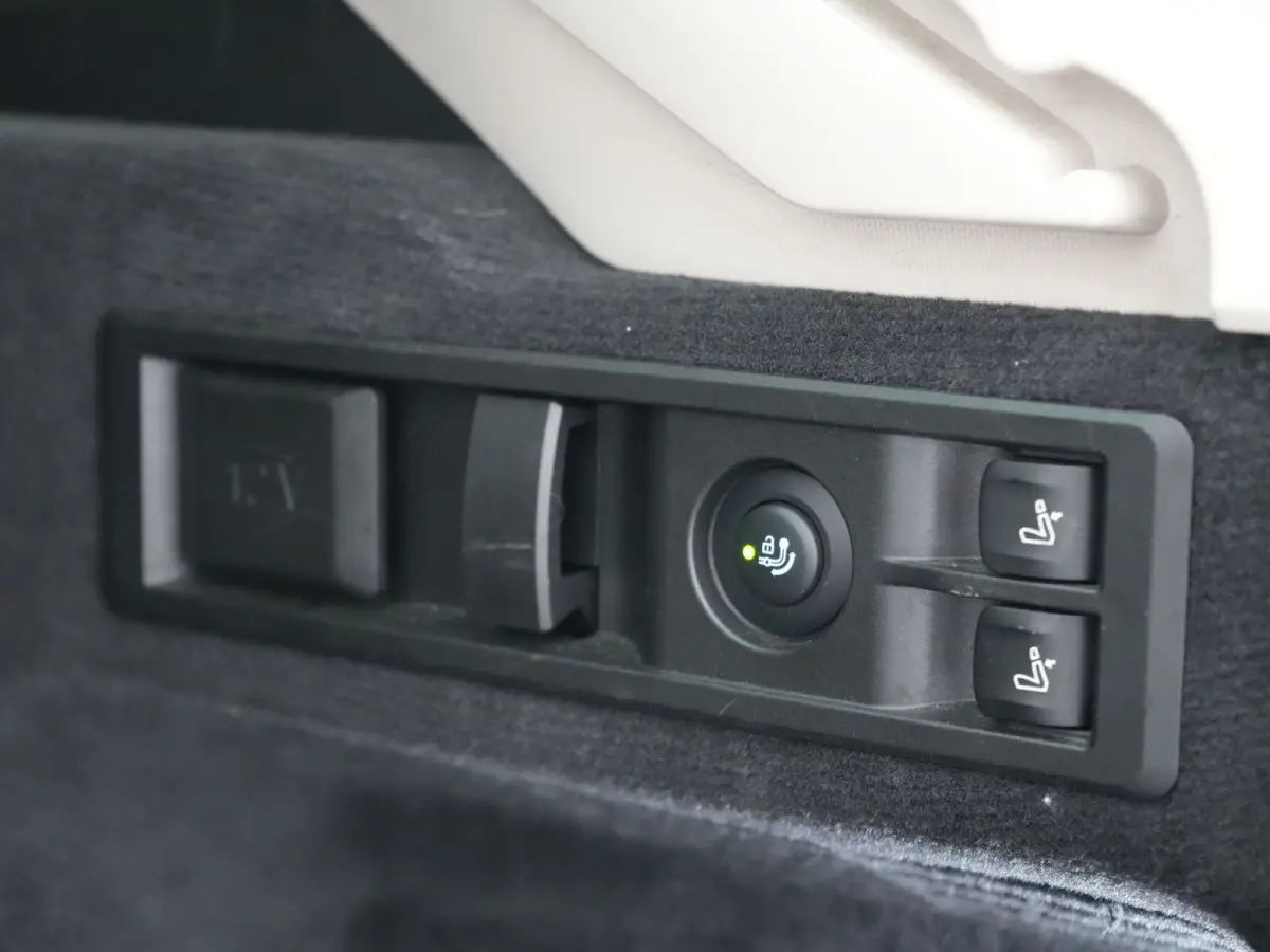 330e Sportline PHEV 293pk Dealer O.H. | SOH 86,2% | Trekhaak Af Fabriek | Head Up | Adaptive Cruise | Laser LED | 360 Camera | Lederen Sportstoelen Memory & Verwarmd | Stuur Verwarmd | Keyle
