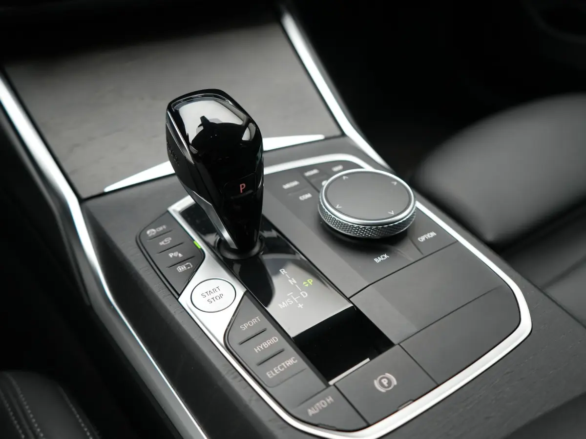 330e Sportline PHEV 293pk Dealer O.H. | SOH 86,2% | Trekhaak Af Fabriek | Head Up | Adaptive Cruise | Laser LED | 360 Camera | Lederen Sportstoelen Memory & Verwarmd | Stuur Verwarmd | Keyle