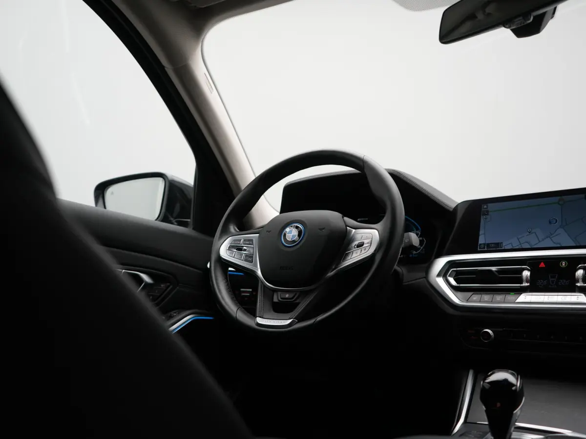 330e Sportline PHEV 293pk Dealer O.H. | SOH 86,2% | Trekhaak Af Fabriek | Head Up | Adaptive Cruise | Laser LED | 360 Camera | Lederen Sportstoelen Memory & Verwarmd | Stuur Verwarmd | Keyle