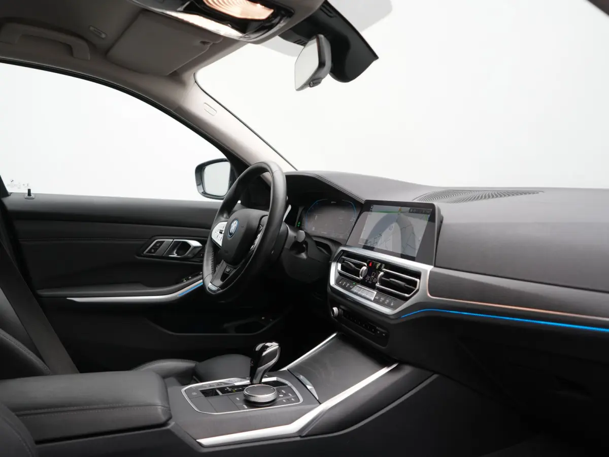 330e Sportline PHEV 293pk Dealer O.H. | SOH 86,2% | Trekhaak Af Fabriek | Head Up | Adaptive Cruise | Laser LED | 360 Camera | Lederen Sportstoelen Memory & Verwarmd | Stuur Verwarmd | Keyle