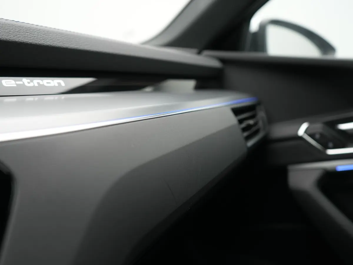 55 Quattro S Line 115 kWh 408pk Dealer O.H. | Adaptive Cruise | Matrix LED | 360 Camera | Bang & Olufsen | Alcantara Sportstoelen Memory & Verwarmd | Sfeerverlichting | Keyless | BLIS | Navi