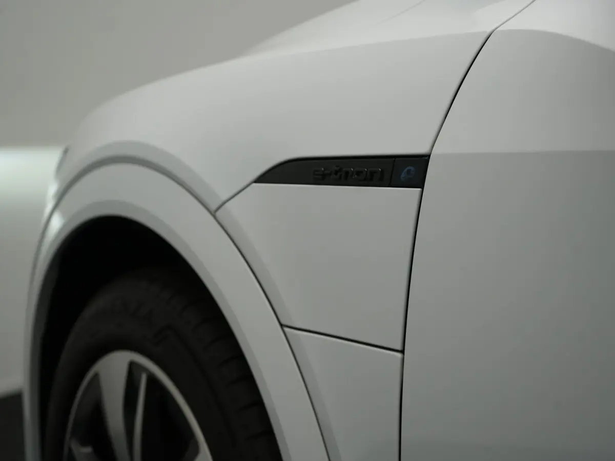 55 Quattro S Line 115 kWh 408pk Dealer O.H. | Adaptive Cruise | Matrix LED | 360 Camera | Bang & Olufsen | Alcantara Sportstoelen Memory & Verwarmd | Sfeerverlichting | Keyless | BLIS | Navi