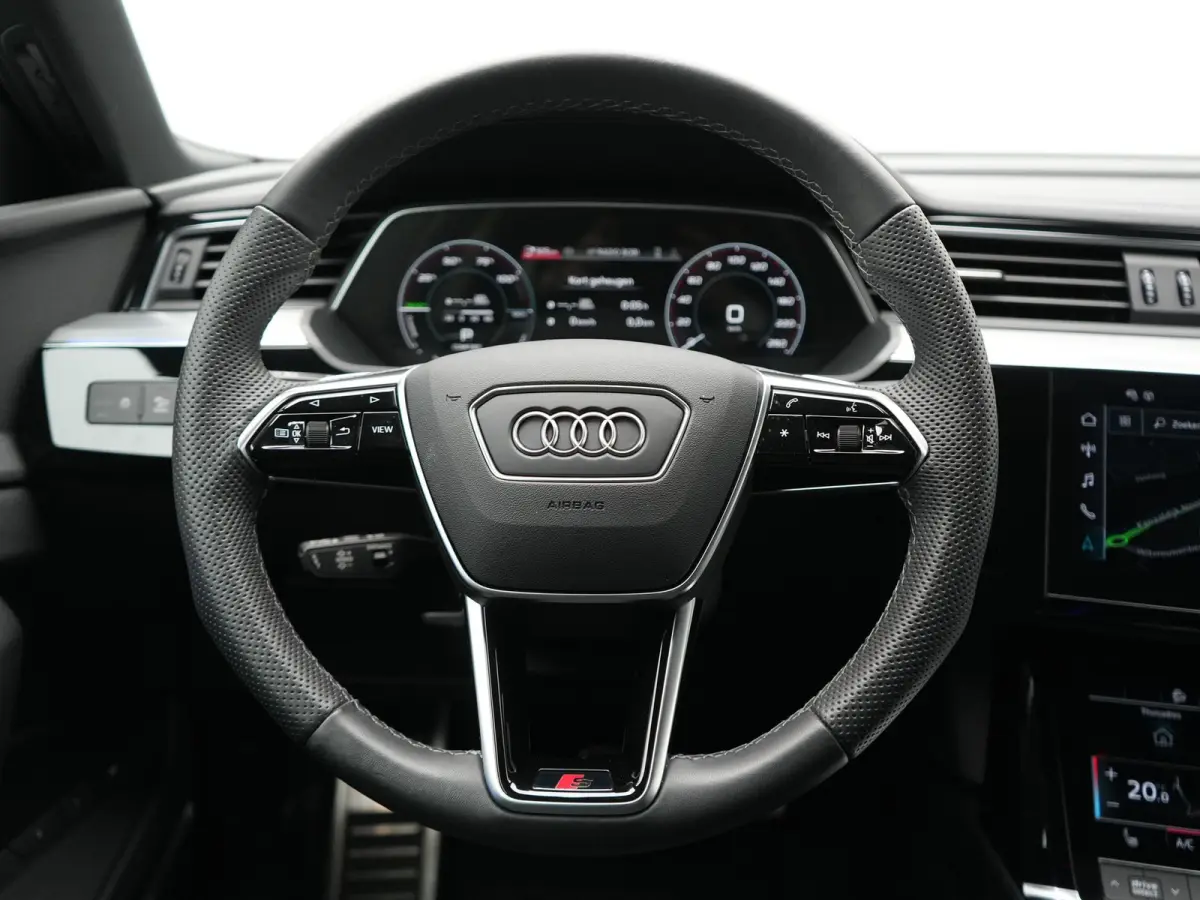 55 Quattro S Line 115 kWh 408pk Dealer O.H. | Adaptive Cruise | Matrix LED | 360 Camera | Bang & Olufsen | Alcantara Sportstoelen Memory & Verwarmd | Sfeerverlichting | Keyless | BLIS | Navi