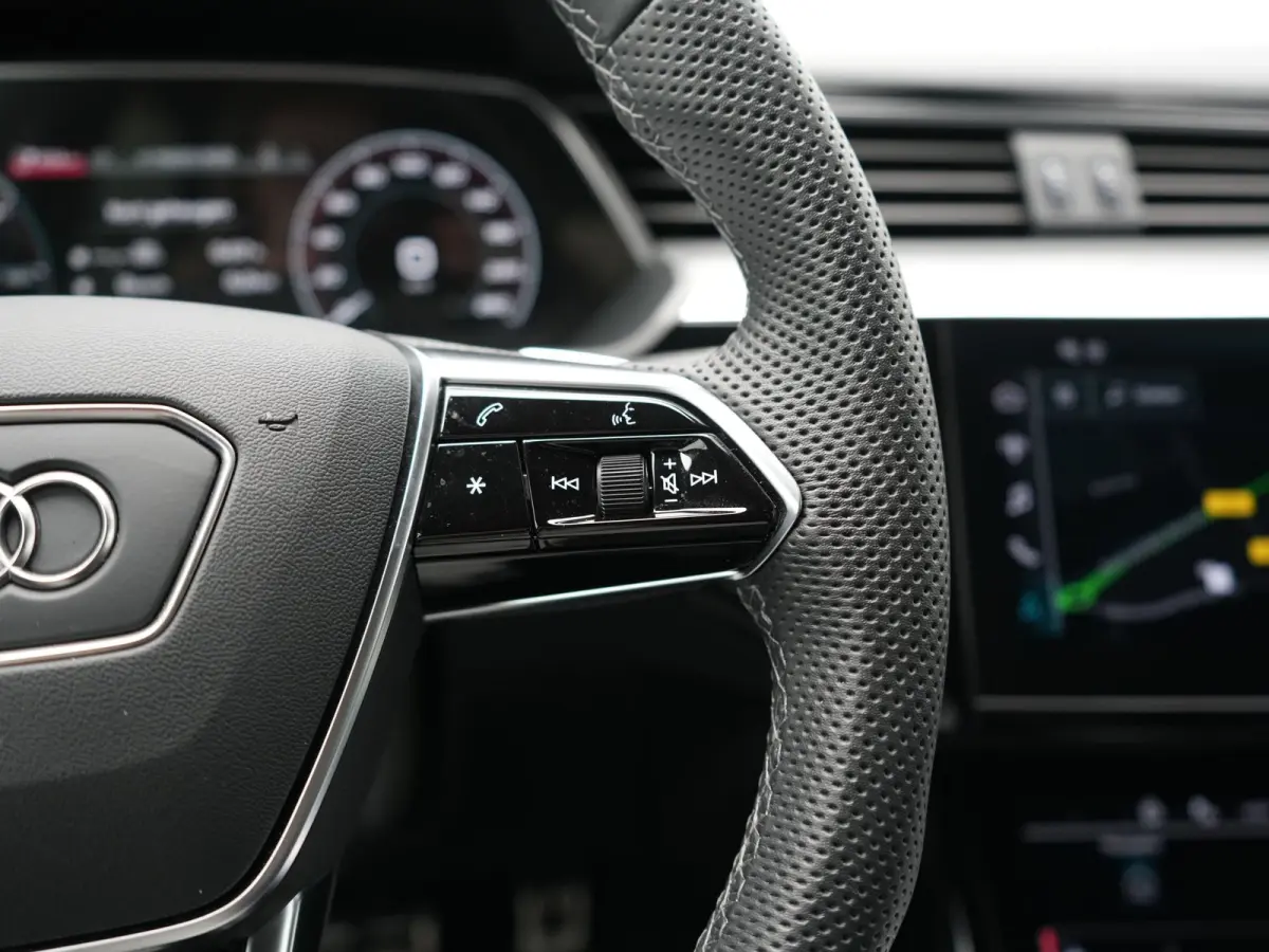 55 Quattro S Line 115 kWh 408pk Dealer O.H. | Adaptive Cruise | Matrix LED | 360 Camera | Bang & Olufsen | Alcantara Sportstoelen Memory & Verwarmd | Sfeerverlichting | Keyless | BLIS | Navi